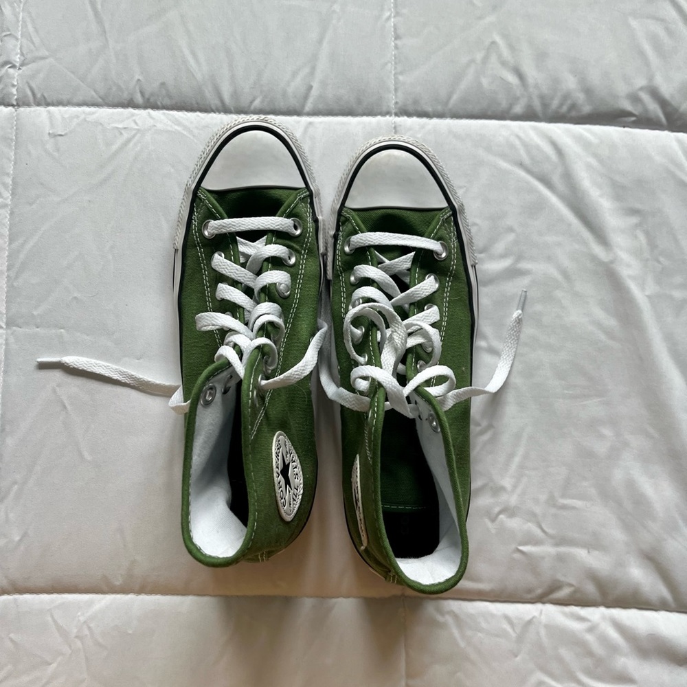 Converse Chuck taylor High tops- Size 6.5 (women’s 8.5)